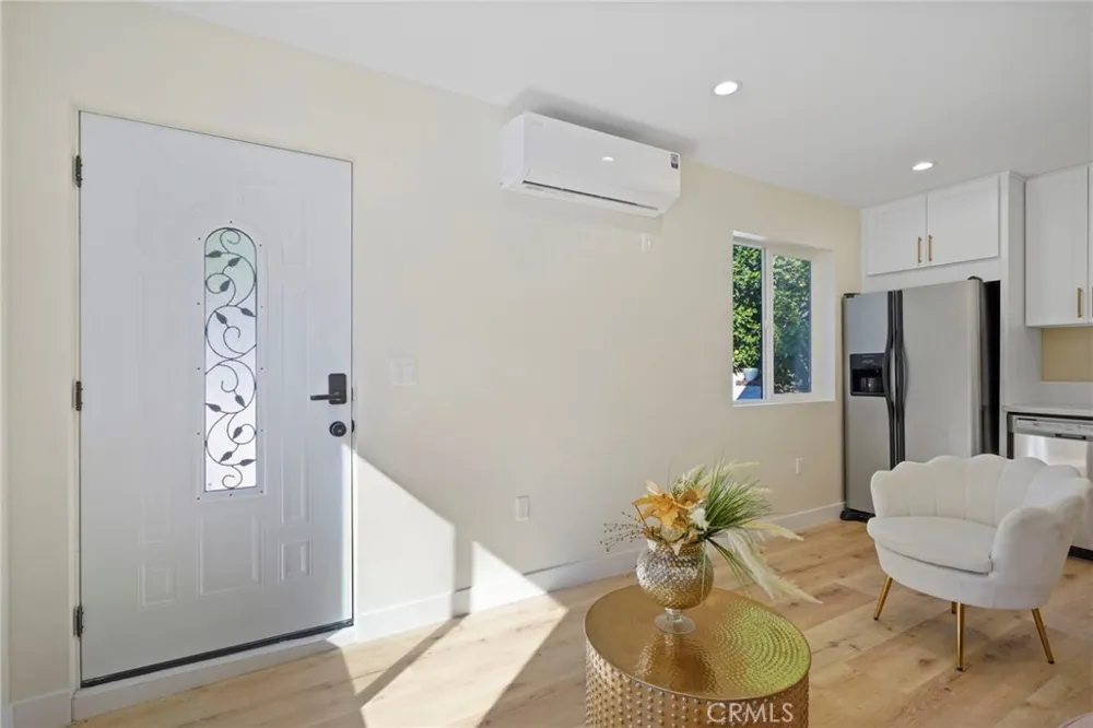 21703 Costanso Woodland Hills, CA 91364