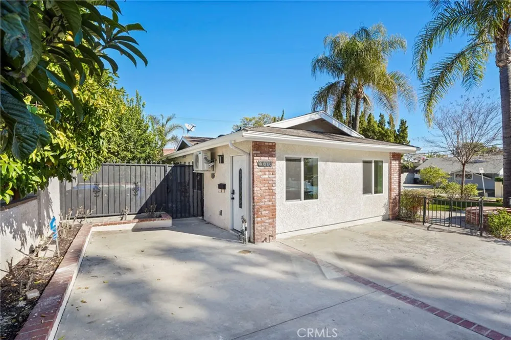 21703 Costanso Woodland Hills, CA 91364