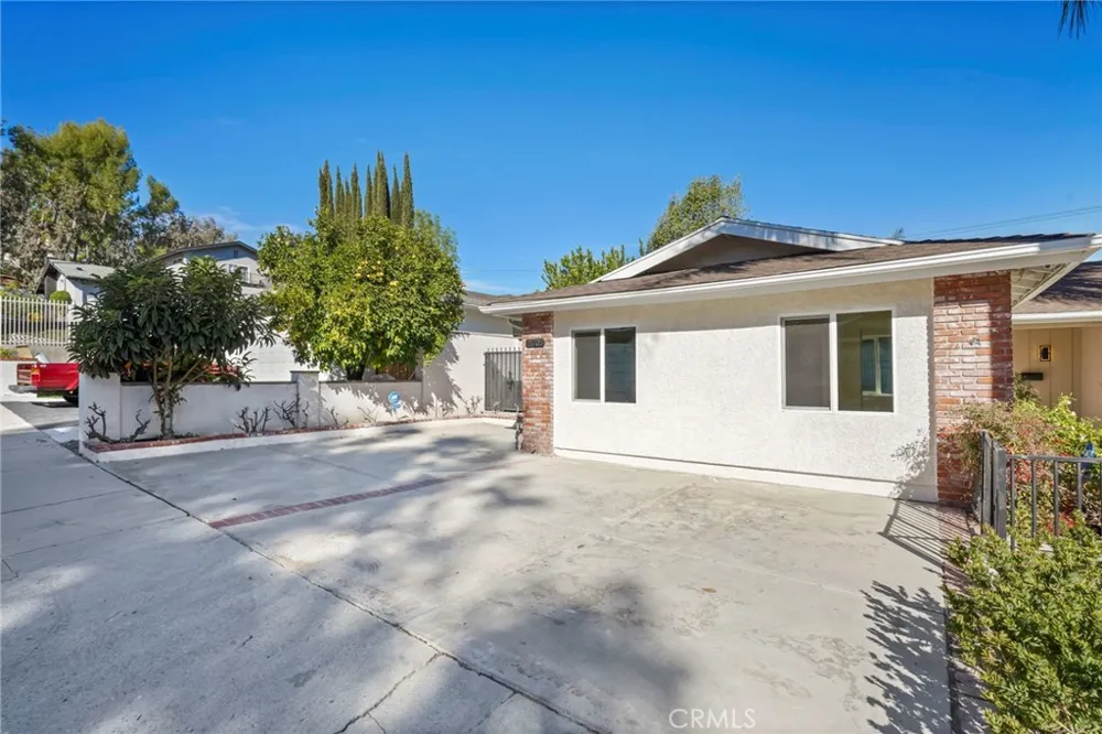 21703 Costanso Woodland Hills, CA 91364