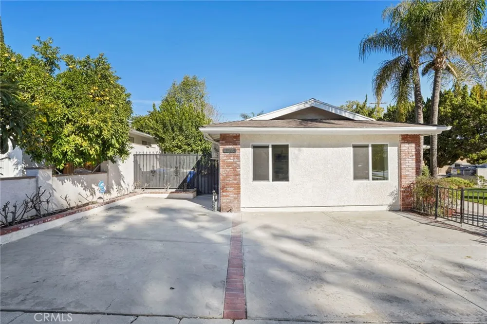 21703 Costanso Woodland Hills, CA 91364