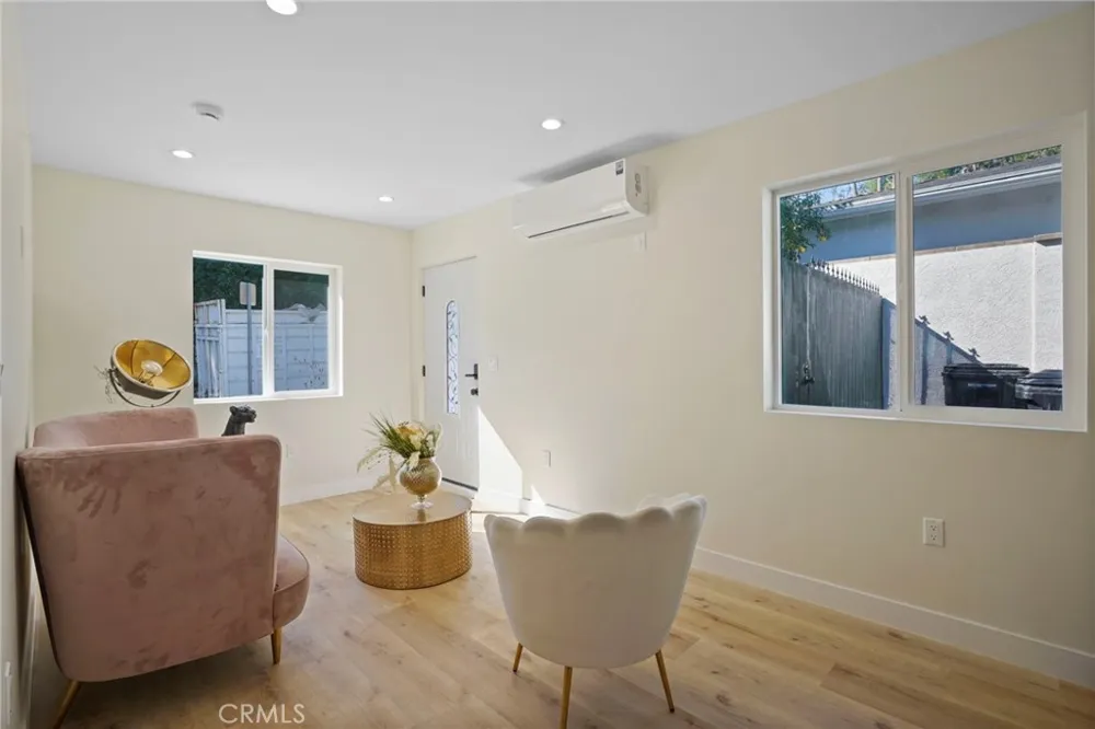 21703 Costanso Woodland Hills, CA 91364
