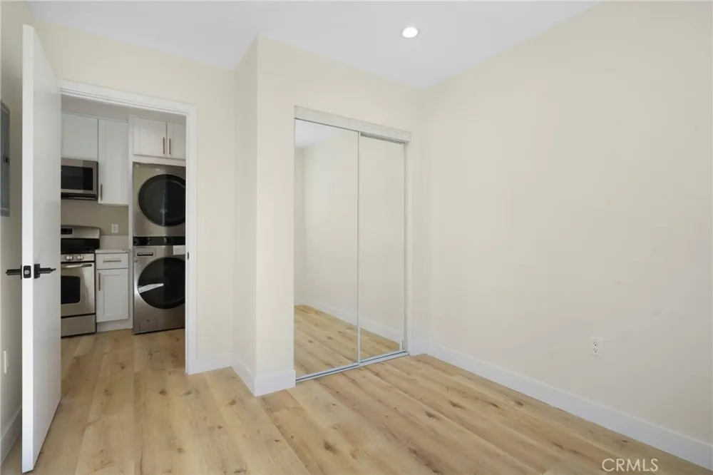 21703 Costanso Woodland Hills, CA 91364