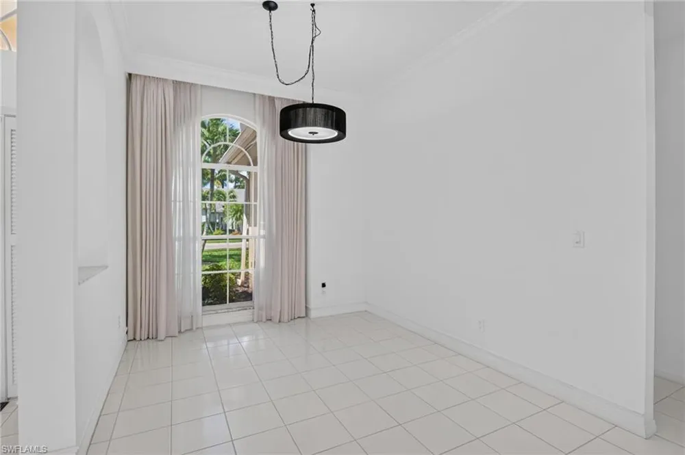 2126 E Crown PT Naples, FL 34112
