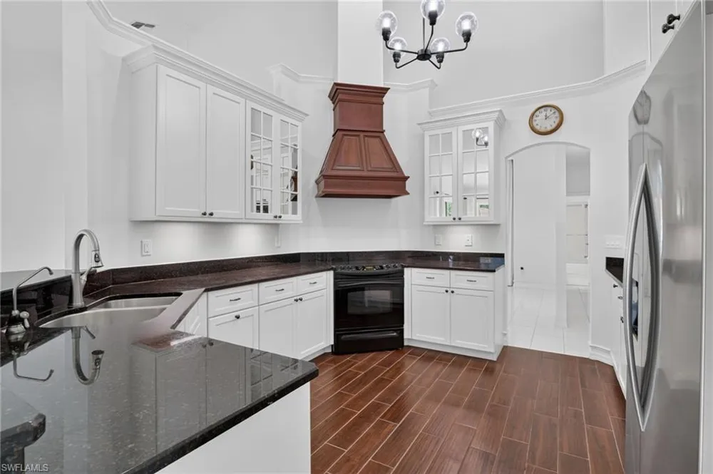 2126 E Crown PT Naples, FL 34112