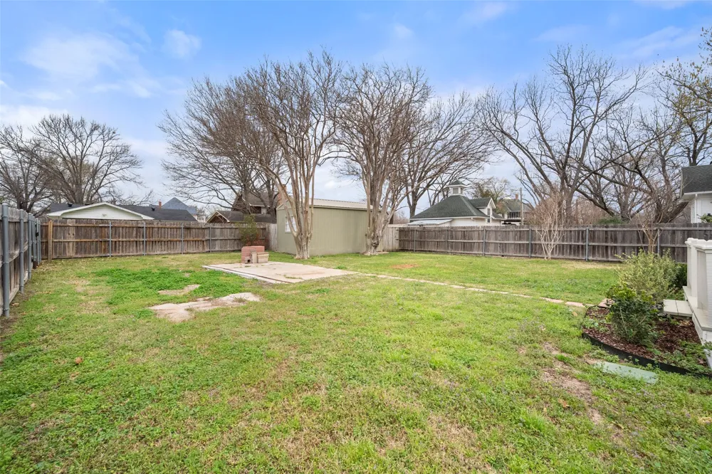 1106 W 4th Avenue Corsicana, TX 75110