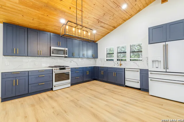 221 W HIGHLAND DR Boerne, TX 78006