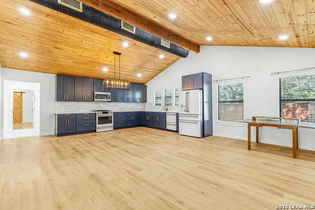 221 W HIGHLAND DR Boerne, TX 78006