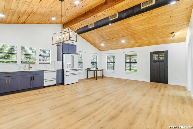 221 W HIGHLAND DR Boerne, TX 78006