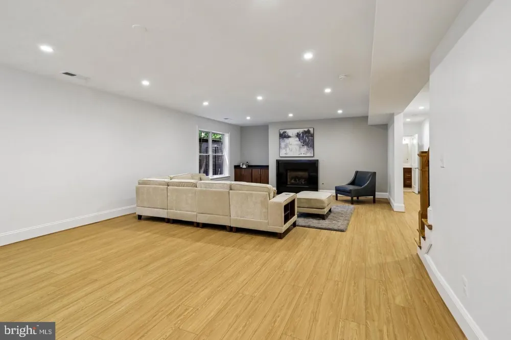 7926 BOLLING DRIVE Alexandria, VA 22308