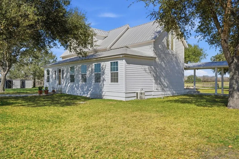 3635 County Road 265 Moulton, TX 77975