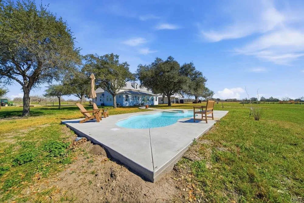 3635 County Road 265 Moulton, TX 77975