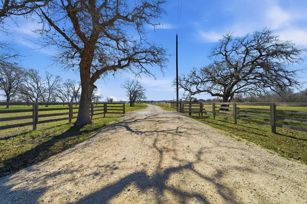 3635 County Road 265 Moulton, TX 77975