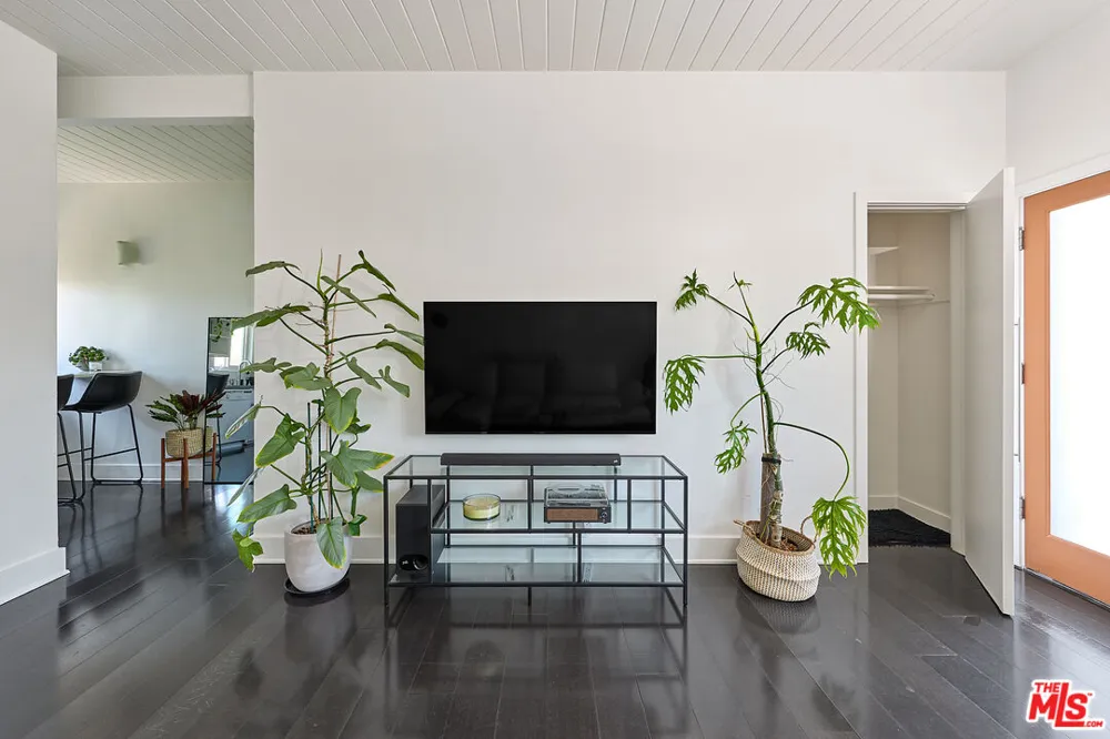 2325 Kansas Avenue Santa Monica, CA 90404