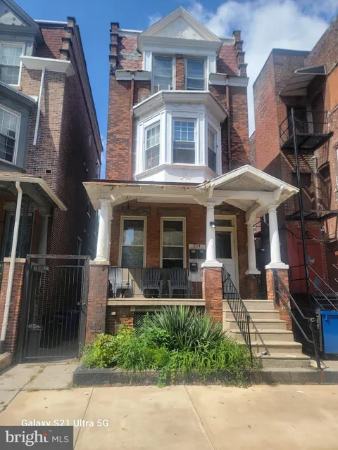 214 BUCKINGHAM PLACE #1