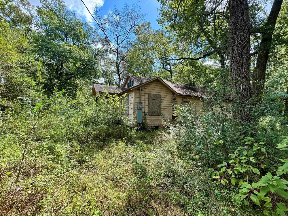 8560 County Line Road Willis, TX 77378