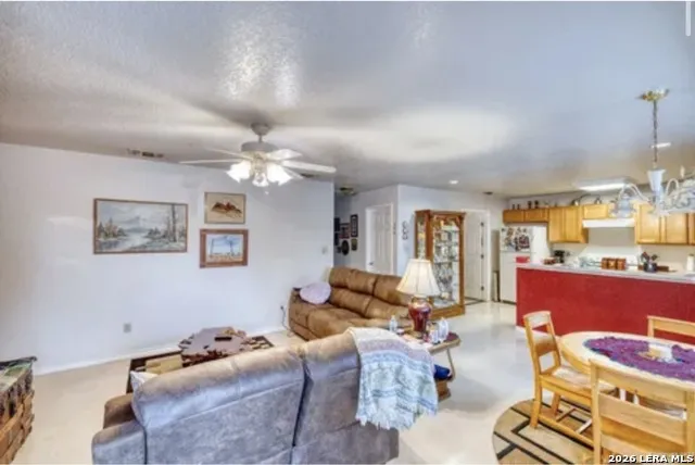622 S Oak Pearsall, TX 78061