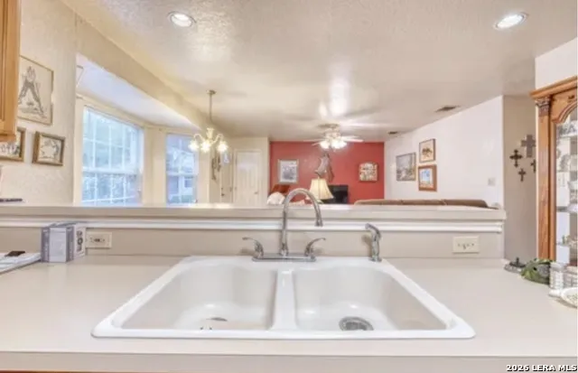 622 S Oak Pearsall, TX 78061