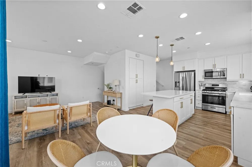 322 Ford Road Costa Mesa, CA 92627