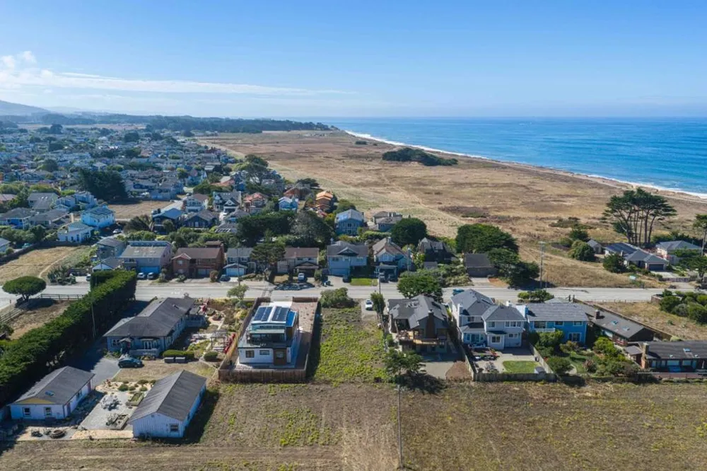 147 Kelly Avenue Half Moon Bay, CA 94019