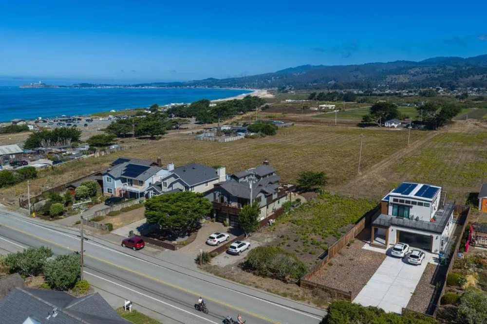 147 Kelly Avenue Half Moon Bay, CA 94019