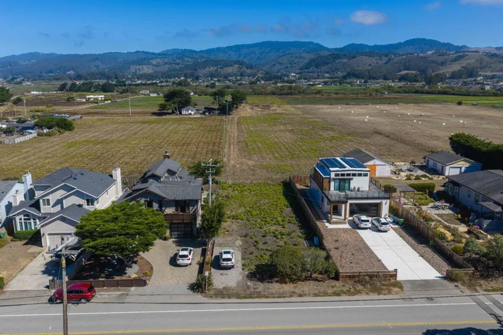 147 Kelly Avenue Half Moon Bay, CA 94019
