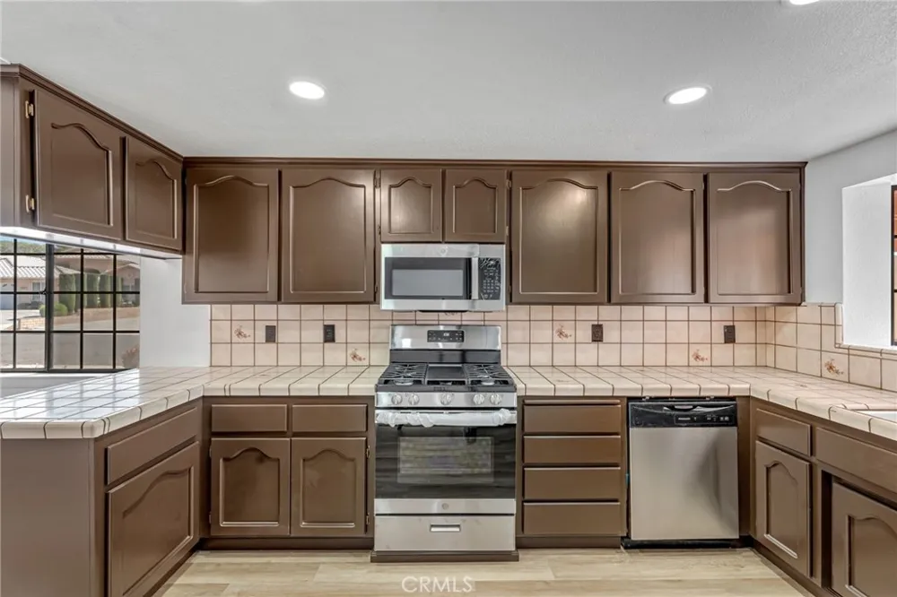 14690 Burgundy Helendale, CA 92342