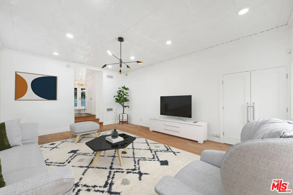 2250 Nichols Canyon Road Los Angeles, CA 90046