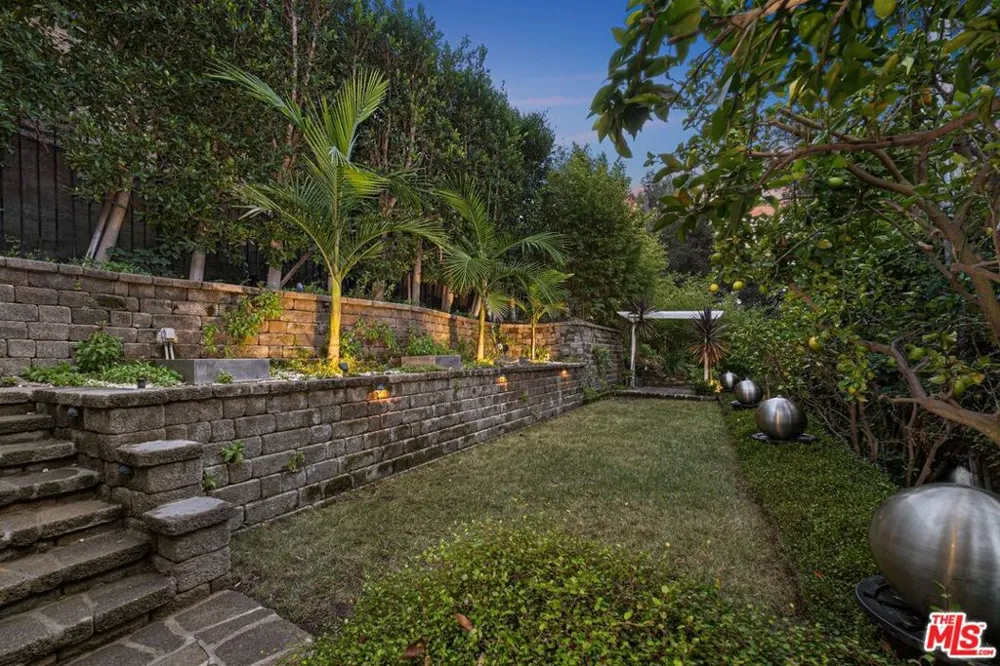 2250 Nichols Canyon Road Los Angeles, CA 90046