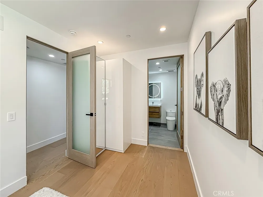 5134 Medina Woodland Hills, CA 91364