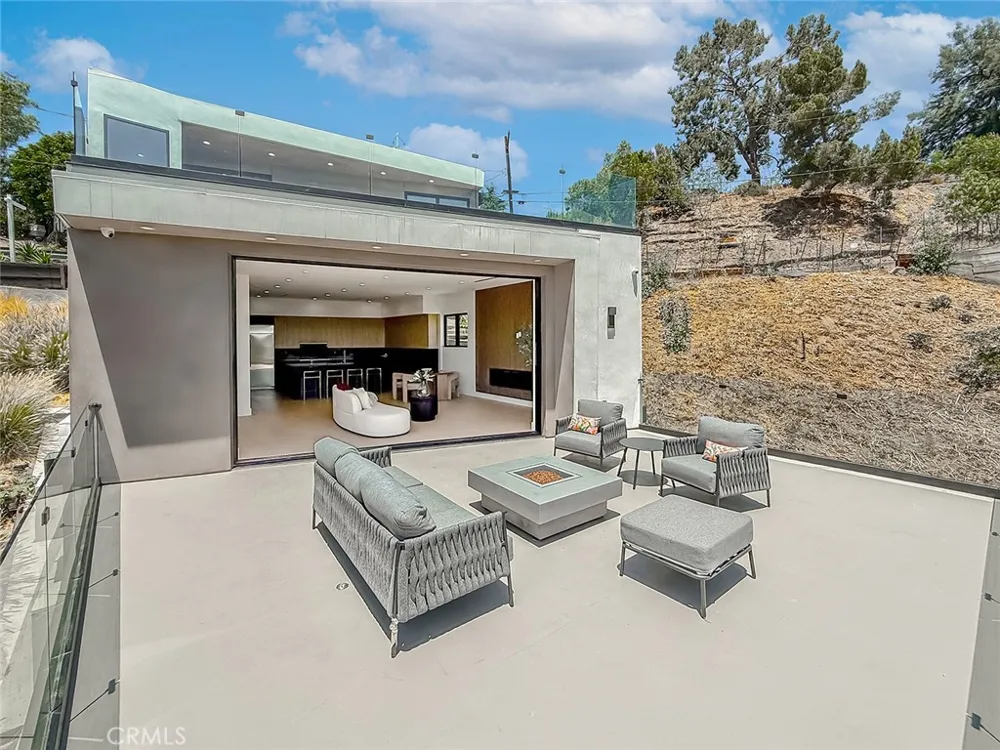 5134 Medina Woodland Hills, CA 91364