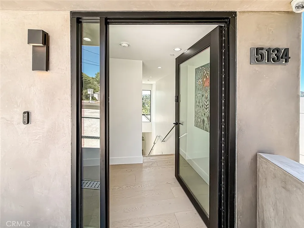 5134 Medina Woodland Hills, CA 91364