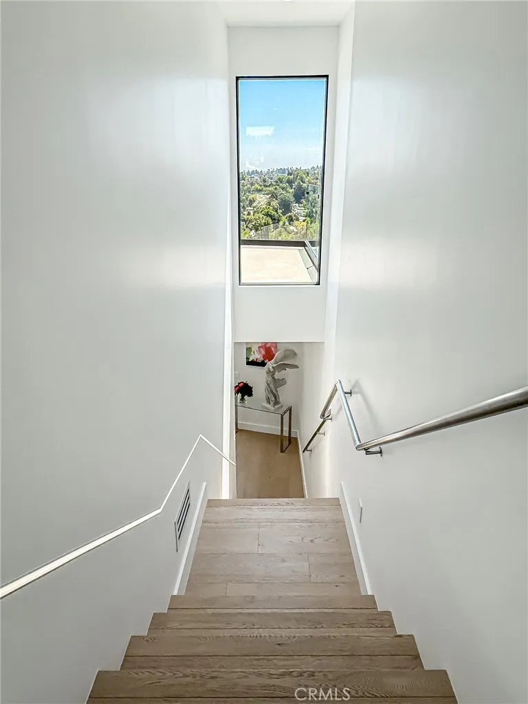 5134 Medina Woodland Hills, CA 91364