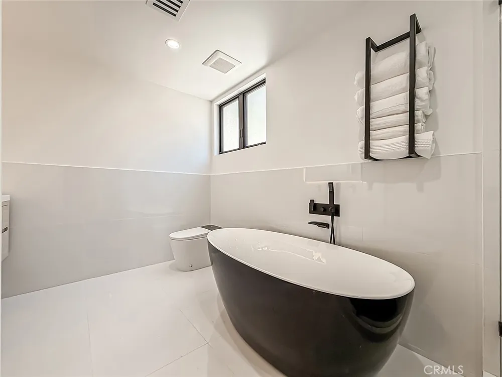 5134 Medina Woodland Hills, CA 91364
