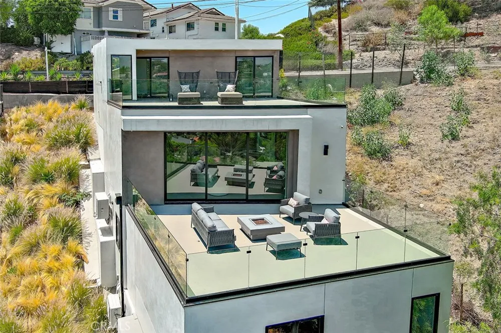 5134 Medina Woodland Hills, CA 91364