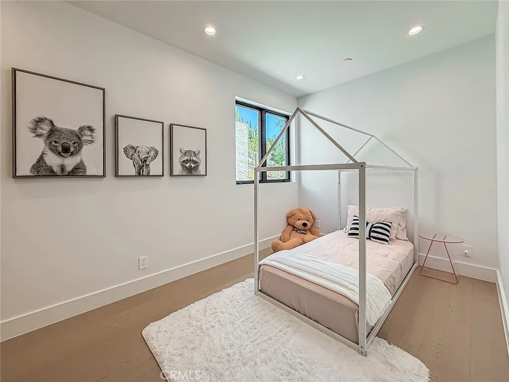 5134 Medina Woodland Hills, CA 91364
