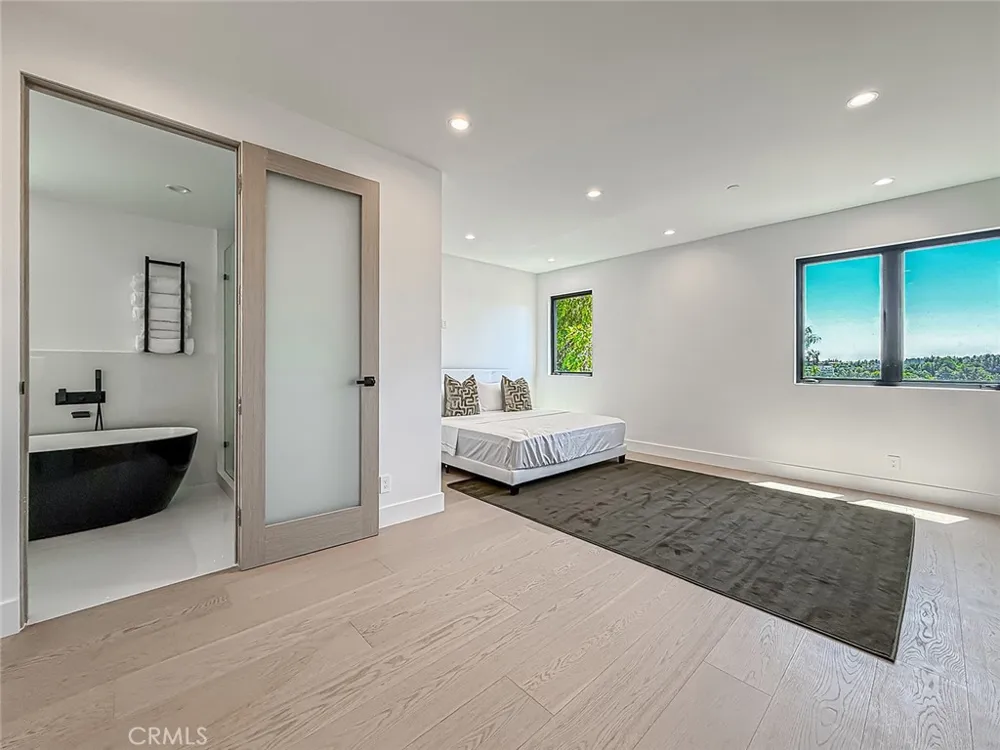 5134 Medina Woodland Hills, CA 91364