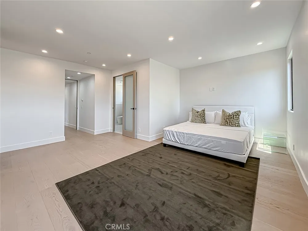 5134 Medina Woodland Hills, CA 91364