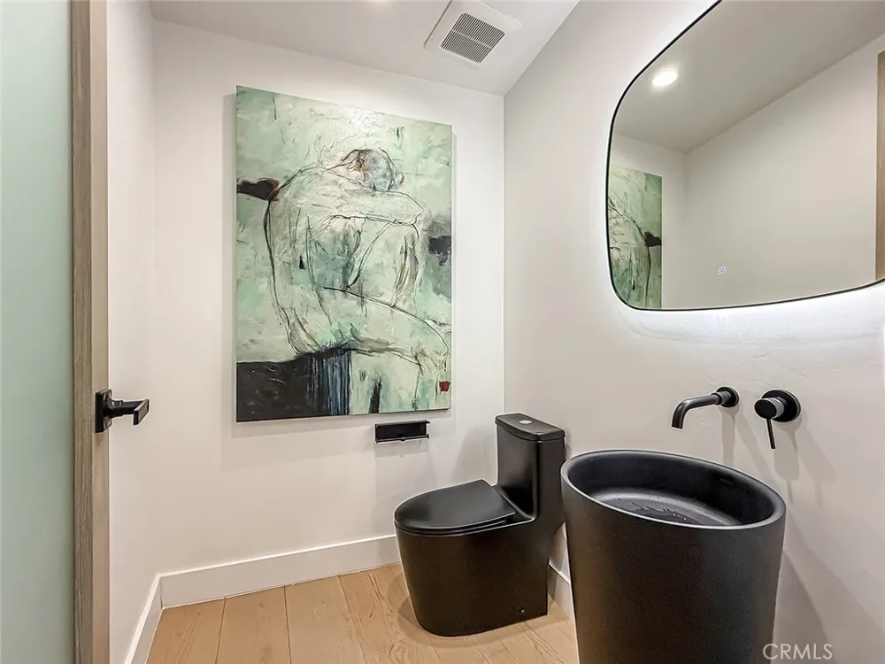 5134 Medina Woodland Hills, CA 91364
