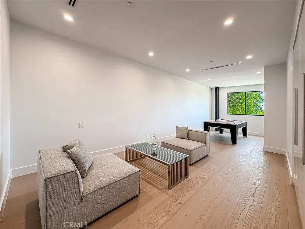 5134 Medina Woodland Hills, CA 91364