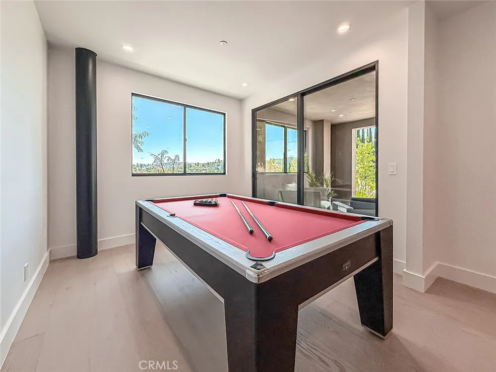 5134 Medina Woodland Hills, CA 91364