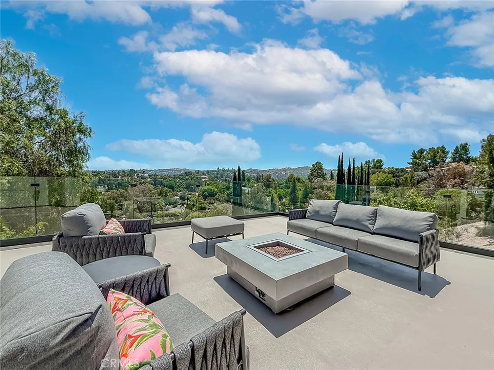 5134 Medina Woodland Hills, CA 91364