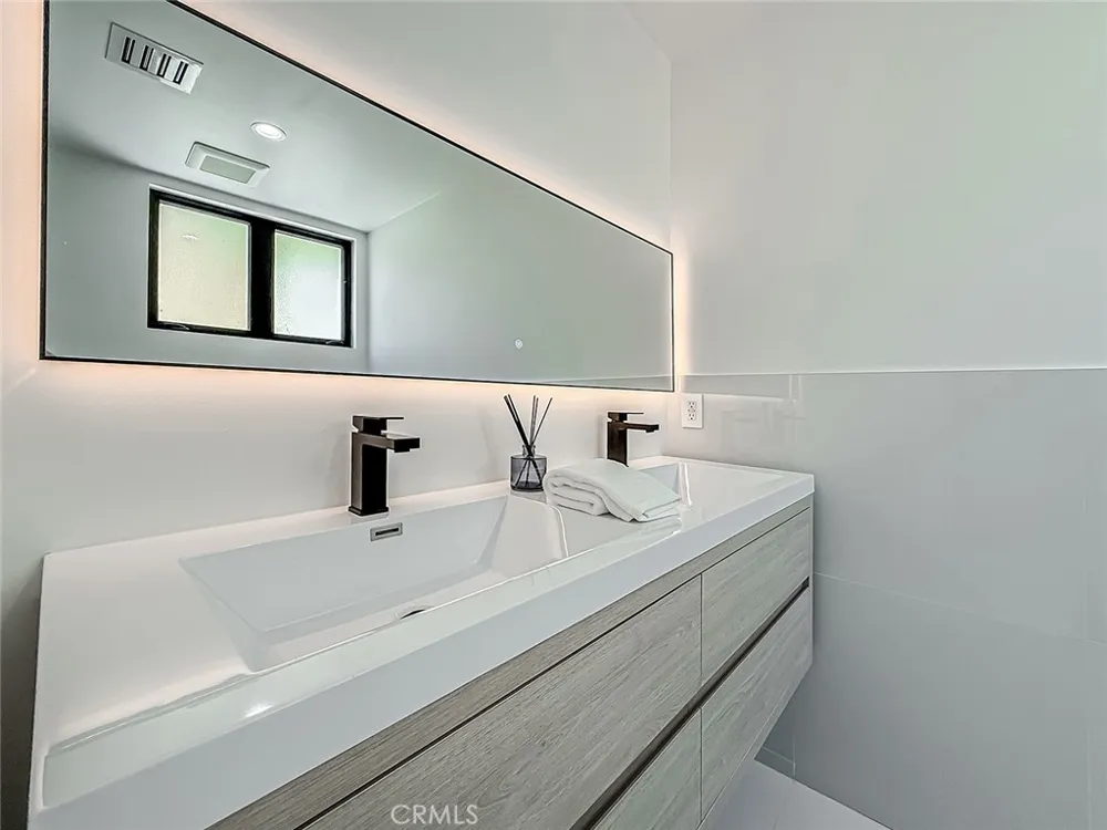 5134 Medina Woodland Hills, CA 91364