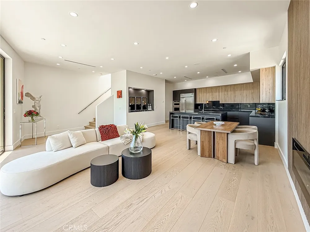 5134 Medina Woodland Hills, CA 91364