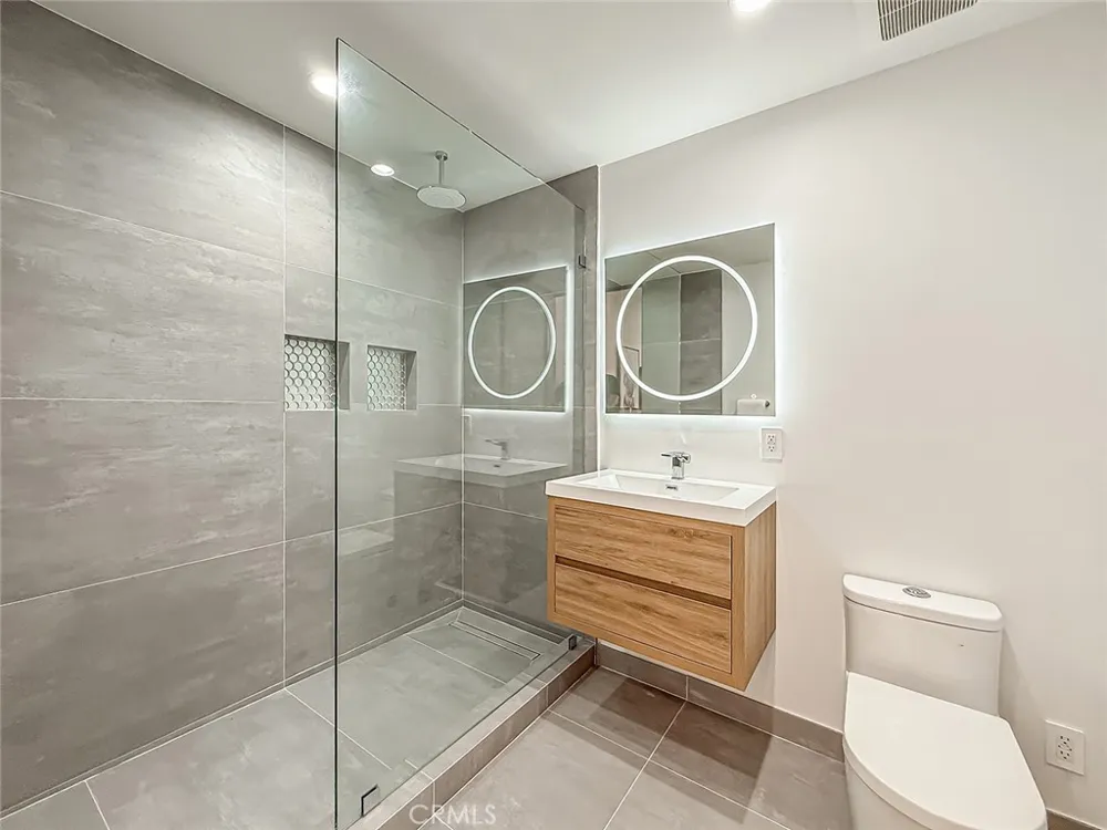5134 Medina Woodland Hills, CA 91364