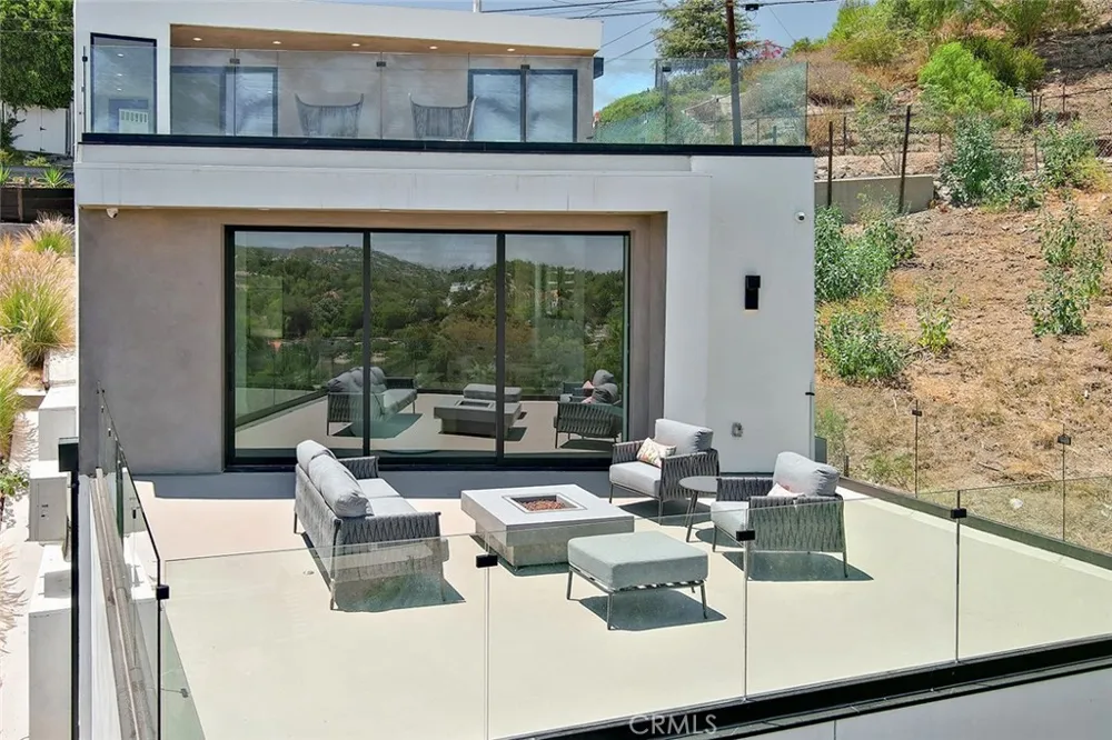 5134 Medina Woodland Hills, CA 91364