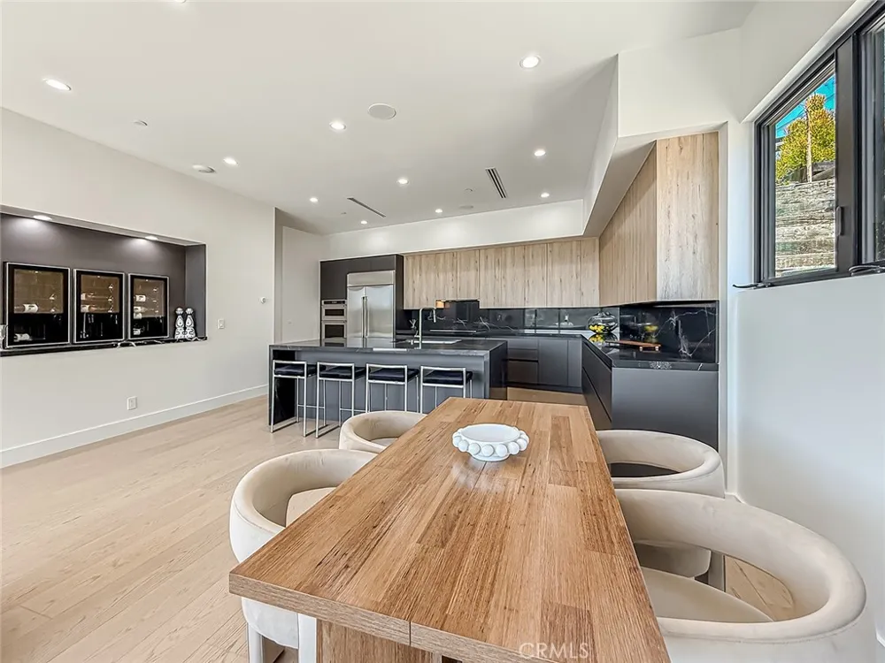 5134 Medina Woodland Hills, CA 91364