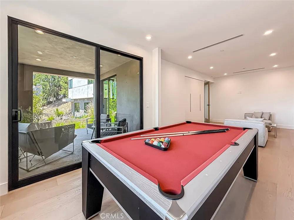 5134 Medina Woodland Hills, CA 91364