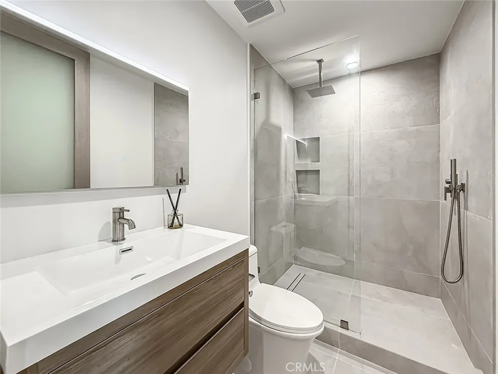 5134 Medina Woodland Hills, CA 91364