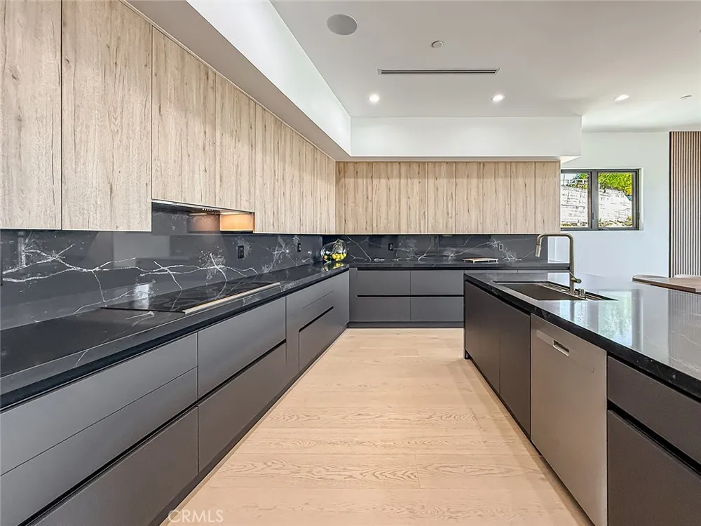 5134 Medina Woodland Hills, CA 91364