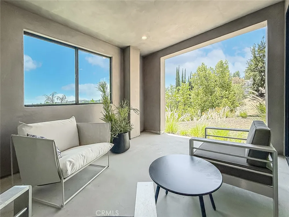 5134 Medina Woodland Hills, CA 91364